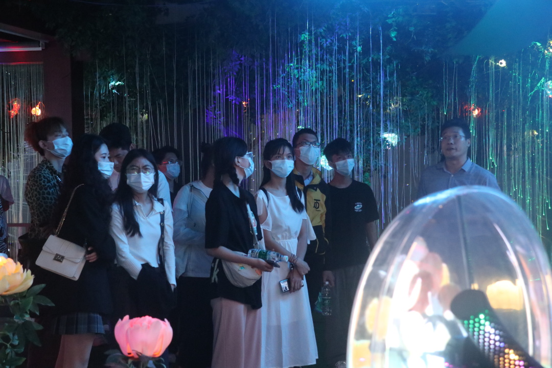 熱烈歡迎廣東職業(yè)技術(shù)學(xué)院光環(huán)境產(chǎn)業(yè)學(xué)院一行到雷色光電參觀學(xué)習(xí)！(圖2)