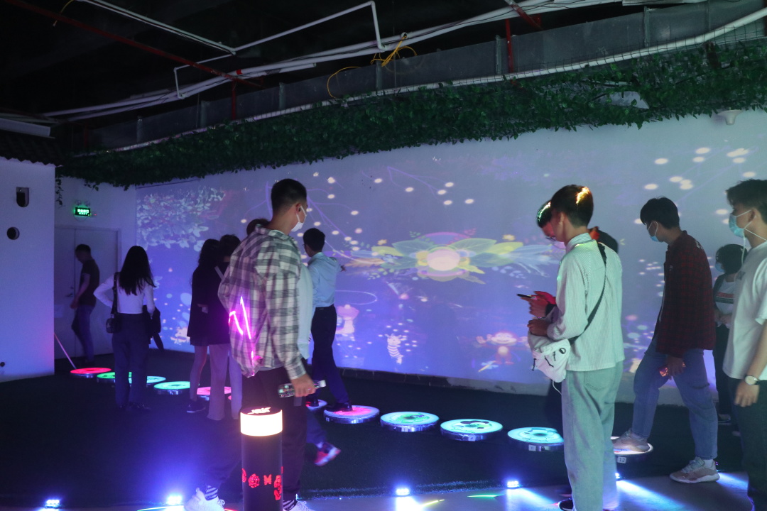 熱烈歡迎廣東職業(yè)技術(shù)學(xué)院光環(huán)境產(chǎn)業(yè)學(xué)院一行到雷色光電參觀學(xué)習(xí)！(圖17)