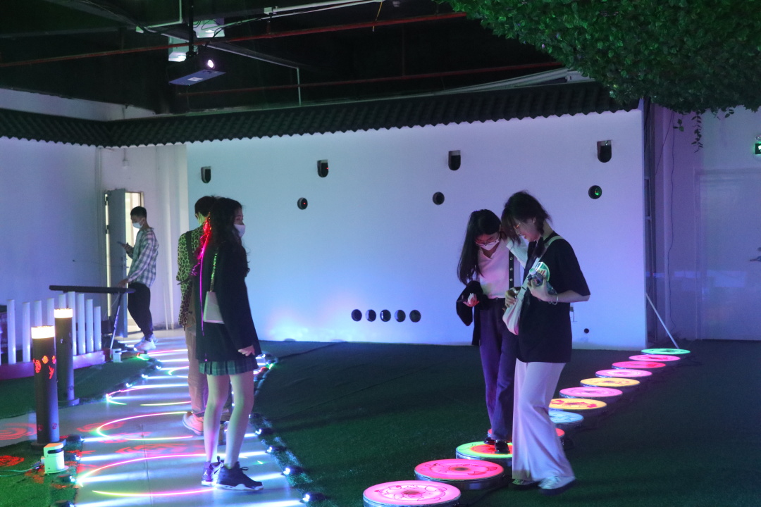 熱烈歡迎廣東職業(yè)技術(shù)學(xué)院光環(huán)境產(chǎn)業(yè)學(xué)院一行到雷色光電參觀學(xué)習(xí)！(圖18)